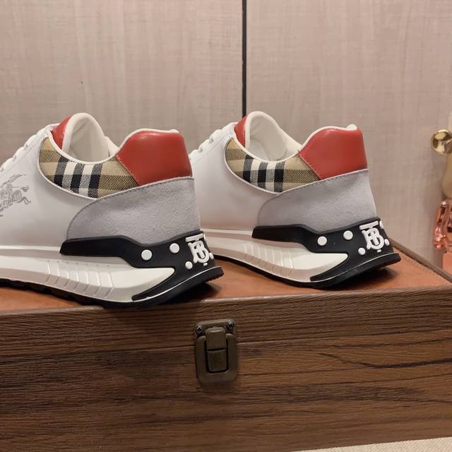 New: Factory price: Burberry's latest popular casual shoes, top brand luxury~purchasing agent, top quality~quality. The shoe upper is made of imported breathable cowhide with breathable sheepskin material, and the foot pads are finely crafted. Origin