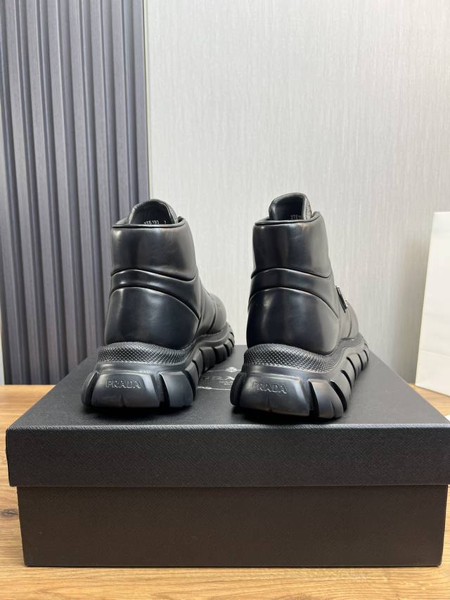 Factory price Prada new men's leather high top casual sports shoes adopt imported smooth calf leather upper with delicate, soft and glossy leather texture, classic triangular enamel metal logo embellishment, side sports shoes, low top lace up style f