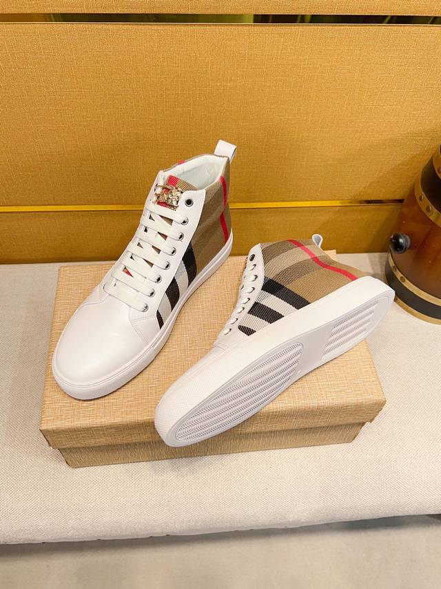 The new casual sports men's shoes from Velvet Carpi Burberry are designed in a fashionable Milan fashion with perfect workmanship. The original replica of the knight pattern is made of soft and comfortable cowhide material, and the warm fur lining is