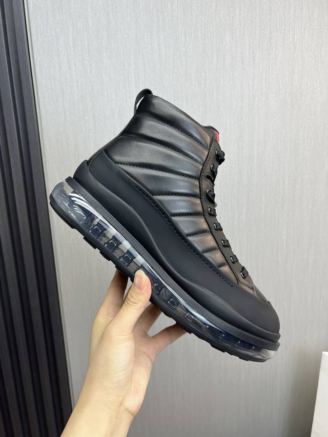 Factory price Prada leather, pure original leather cushion high top boots made of imported Napa cowhide with open edges and shiny leather, featuring classic red PRAD letter badges on the tongue, showcasing the brand's style. Geometric cutting
