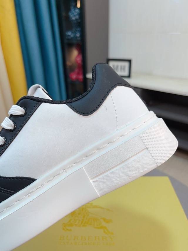 The factory price of Burberry's new lace up casual men's shoes is ahead of the market, with superior materials and workmanship compared to all versions in the market. The top layer of cowhide is shipped with imported original leather lining, and the 