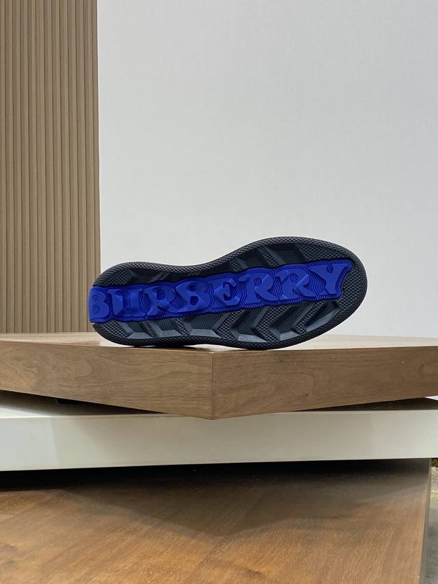 Burberry's new warhorse plaid casual sports shoes, brand new terrace casual sports shoes, Burberry's classic original super comfortable shoes, knight blue non slip sole, finally saw the latest diagonal plaid sports shoes. The color is really beautifu