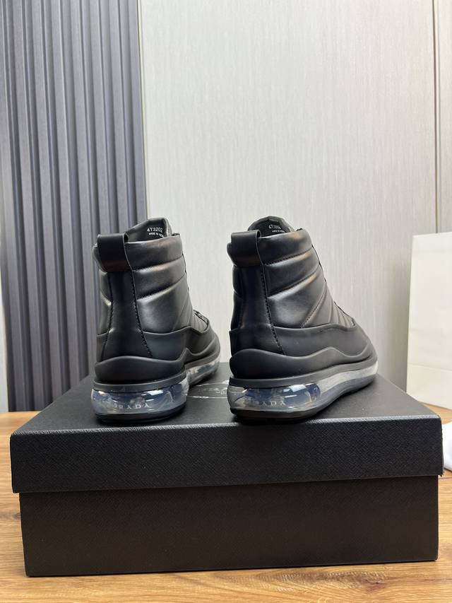 Factory price Prada leather, pure original leather cushion high top boots made of imported Napa cowhide with open edges and shiny leather, featuring classic red PRAD letter badges on the tongue, showcasing the brand's style. Geometric cutting