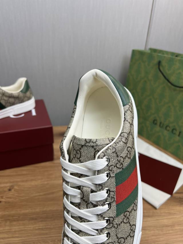 Factory price GUCCI Gucci Classic hot selling white shoes all year round. Standard sizes: women's sizes 35-40, men's sizes 38-44, women's and men's sizes 45. Customizable levels: official website. Original order quality material: original leather, or