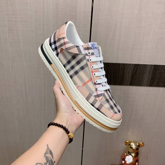 New: Factory price: Burberry's latest popular casual shoes, top brand luxury~purchasing agent, top quality~quality. The shoe upper is made of imported breathable cowhide with breathable sheepskin material, and the foot pads are finely crafted. Origin