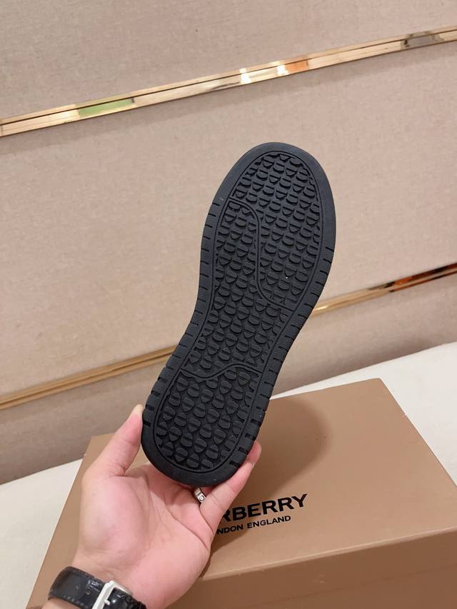 Factory price: Counter synchronized BURBERRY Burberry top purchasing agent synchronized release in size: 38-44. Italian imported cowhide paired with official website fabric. Fully imported sheepskin lining, sole: original factory special supply origi