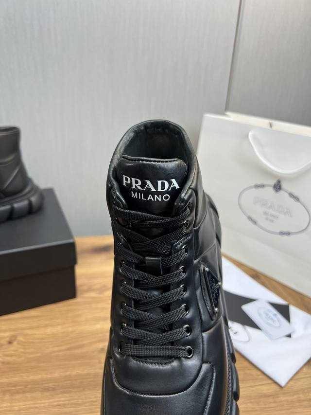Factory price Prada new men's leather high top casual sports shoes adopt imported smooth calf leather upper with delicate, soft and glossy leather texture, classic triangular enamel metal logo embellishment, side sports shoes, low top lace up style f