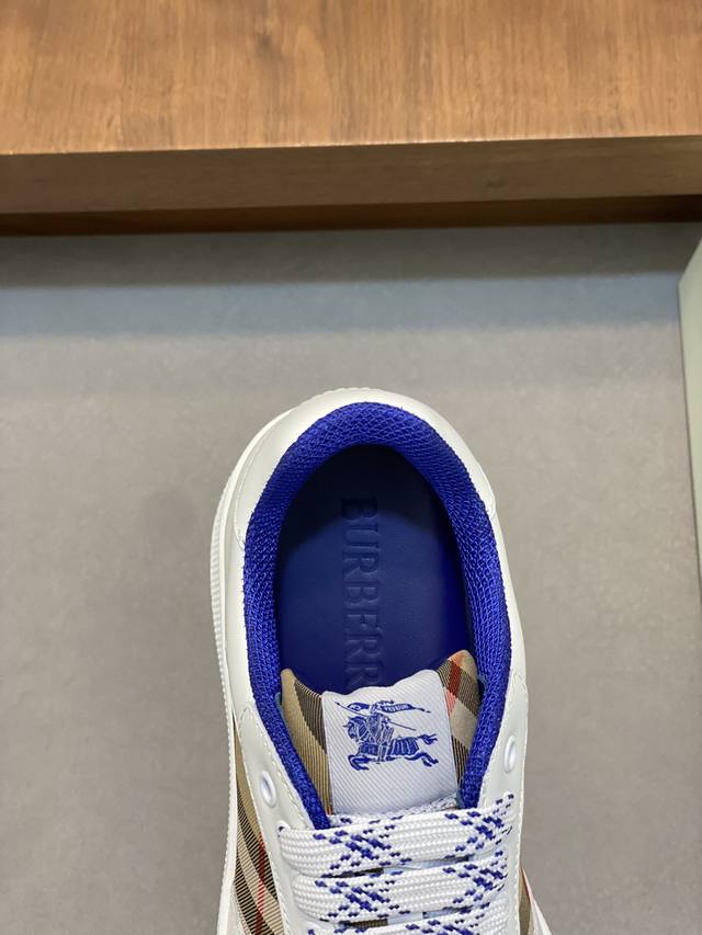 Burberry's new warhorse plaid casual sports shoes, brand new terrace casual sports shoes, Burberry's classic original super comfortable shoes, knight blue non slip sole, finally saw the latest diagonal plaid sports shoes. The color is really beautifu