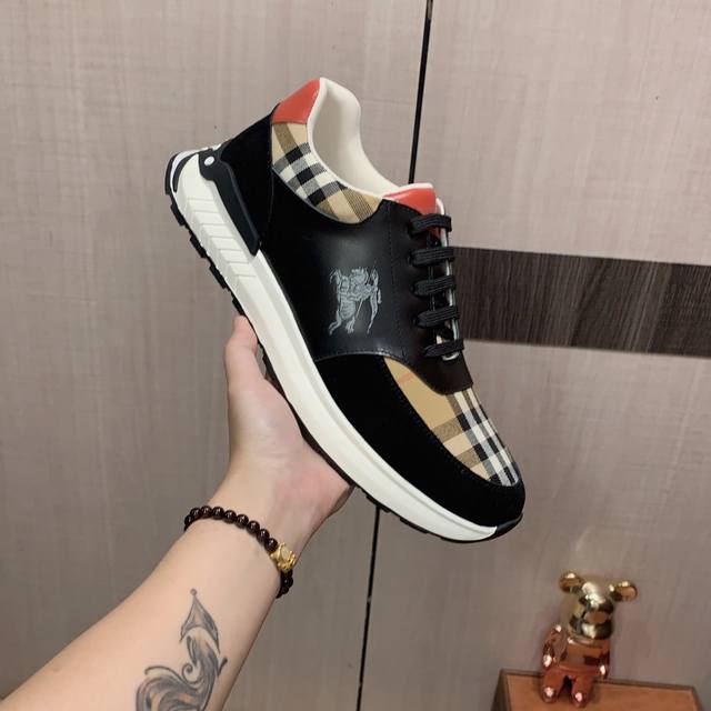 New: Factory price: Burberry's latest popular casual shoes, top brand luxury~purchasing agent, top quality~quality. The shoe upper is made of imported breathable cowhide with breathable sheepskin material, and the foot pads are finely crafted. Origin