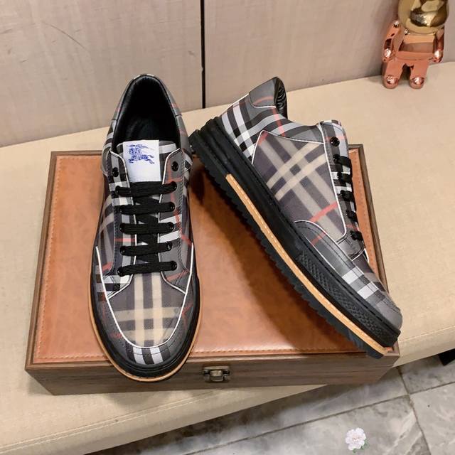 New: Factory price: Burberry's latest popular casual shoes, top brand luxury~purchasing agent, top quality~quality. The shoe upper is made of imported breathable cowhide with breathable sheepskin material, and the foot pads are finely crafted. Origin