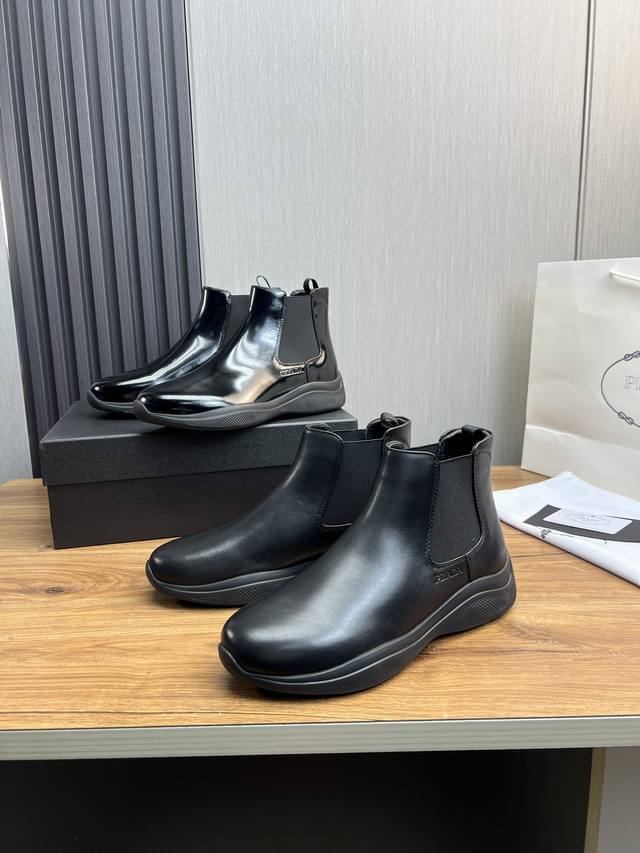 Factory Price Leather Prada * Men's Zhongbang Ankle Boots with Sleek Design, Short Boots Made in Dongguan Top Quality Goods. This leather boot is made of imported cowhide with open edges and shiny leather, with a simple and innovative style. The leat
