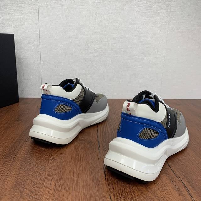 Prada men's leather mesh casual sports shoes are a hot commodity in Dongguan! Adopting imported calf leather splicing fabric mesh upper, geometric segmentation, precision manufacturing, uniform stitching, clear leather texture, fashionable and genero