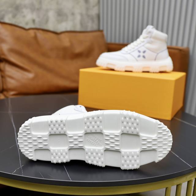 The official price of the new Louis Vuitton * L * V SPACE Lander casual shoes from LV is RMB. This casual shoe comes from the 2024 early autumn series and is made of Monoarm denim fabric. The official price of the new Louis Vuitton * L * V SPACE Land