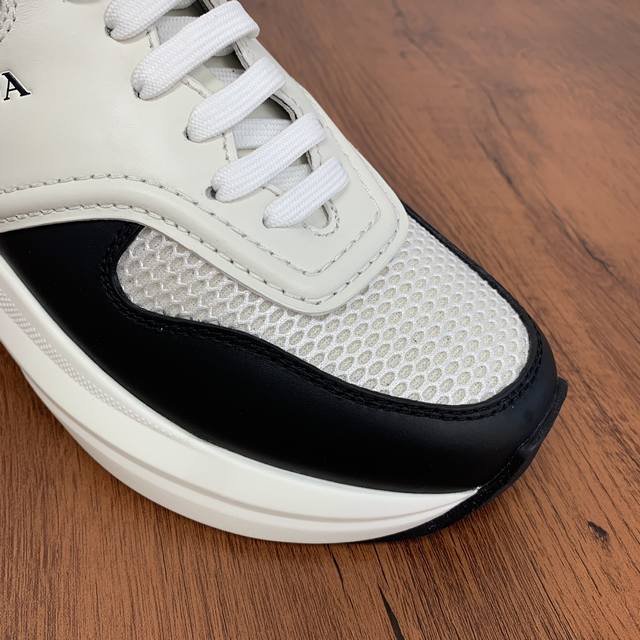 Prada men's leather mesh casual sports shoes are a hot commodity in Dongguan! Adopting imported calf leather splicing fabric mesh upper, geometric segmentation, precision manufacturing, uniform stitching, clear leather texture, fashionable and genero