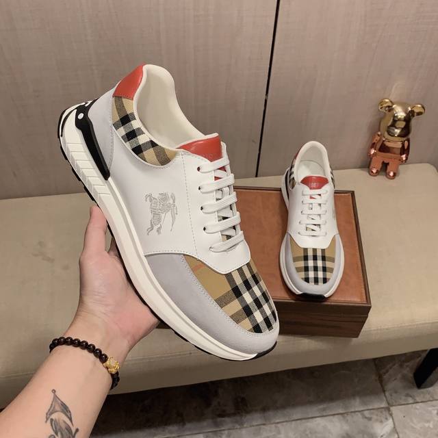 New: Factory price: Burberry's latest popular casual shoes, top brand luxury~purchasing agent, top quality~quality. The shoe upper is made of imported breathable cowhide with breathable sheepskin material, and the foot pads are finely crafted. Origin