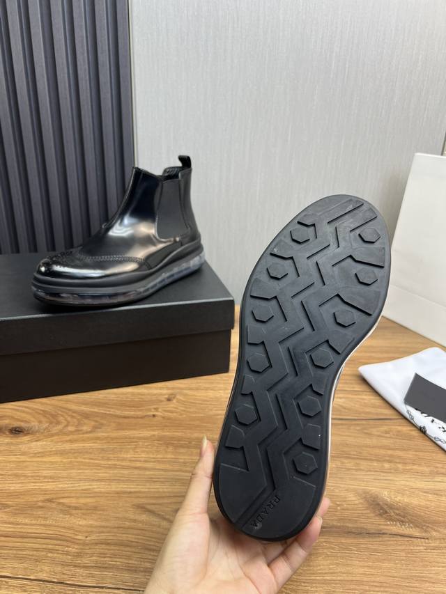 Factory price Prad * Prada pure original glossy leather air cushioned short boots for men Chelsea boots are made of imported open edge bead glossy leather, with geometric cutting, imported locomotive precision stitching and splicing, high-precision c