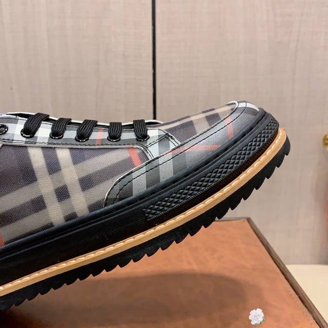 New: Factory price: Burberry's latest popular casual shoes, top brand luxury~purchasing agent, top quality~quality. The shoe upper is made of imported breathable cowhide with breathable sheepskin material, and the foot pads are finely crafted. Origin
