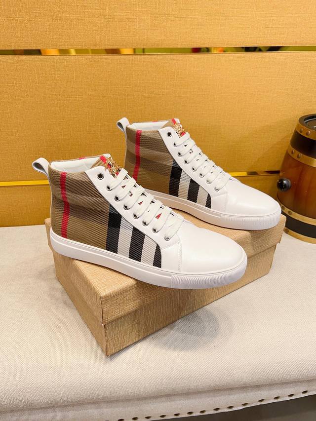 The new casual sports men's shoes from Velvet Carpi Burberry are designed in a fashionable Milan fashion with perfect workmanship. The original replica of the knight pattern is made of soft and comfortable cowhide material, and the warm fur lining is