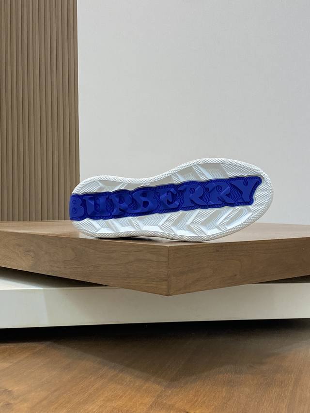 Burberry's new warhorse plaid casual sports shoes, brand new terrace casual sports shoes, Burberry's classic original super comfortable shoes, knight blue non slip sole, finally saw the latest diagonal plaid sports shoes. The color is really beautifu