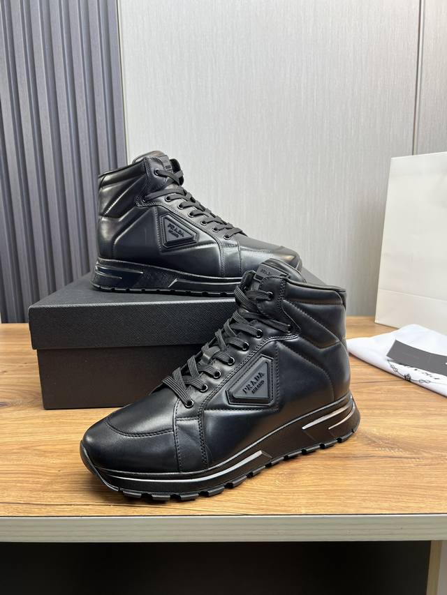 Factory price Prada new men's leather high top casual sports shoes adopt imported smooth calf leather upper with delicate, soft and glossy leather texture, classic triangular enamel metal logo embellishment, side sports shoes, low top lace up style f