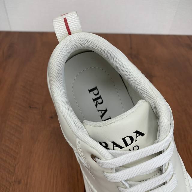 Prada men's leather mesh casual sports shoes are a hot commodity in Dongguan! Adopting imported calf leather splicing fabric mesh upper, geometric segmentation, precision manufacturing, uniform stitching, clear leather texture, fashionable and genero