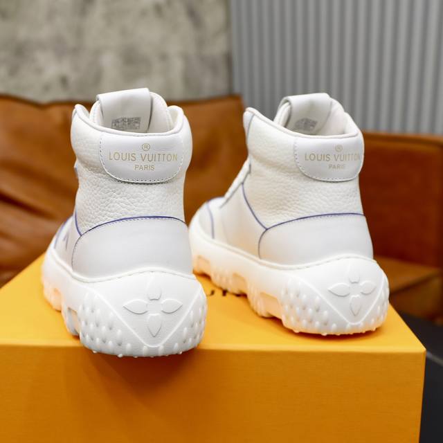 The official price of the new Louis Vuitton * L * V SPACE Lander casual shoes from LV is RMB. This casual shoe comes from the 2024 early autumn series and is made of Monoarm denim fabric. The official price of the new Louis Vuitton * L * V SPACE Land