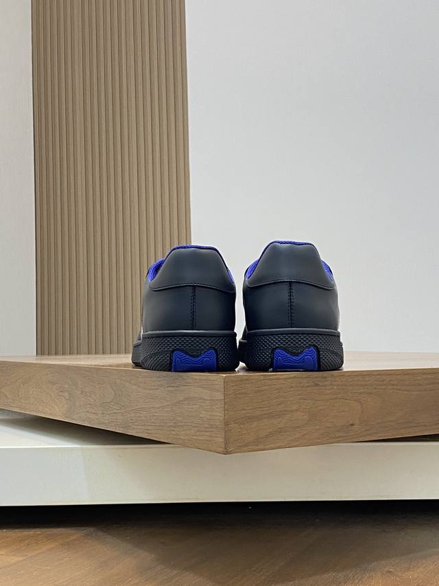 Burberry's new warhorse plaid casual sports shoes, brand new terrace casual sports shoes, Burberry's classic original super comfortable shoes, knight blue non slip sole, finally saw the latest diagonal plaid sports shoes. The color is really beautifu
