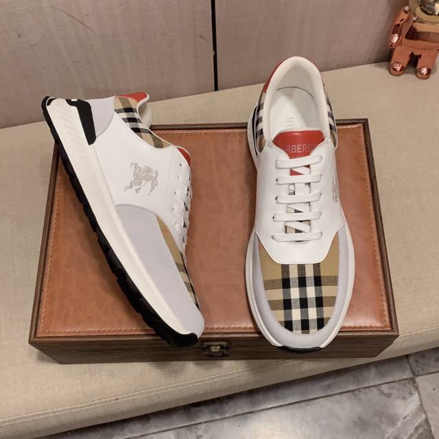 New: Factory price: Burberry's latest popular casual shoes, top brand luxury~purchasing agent, top quality~quality. The shoe upper is made of imported breathable cowhide with breathable sheepskin material, and the foot pads are finely crafted. Origin