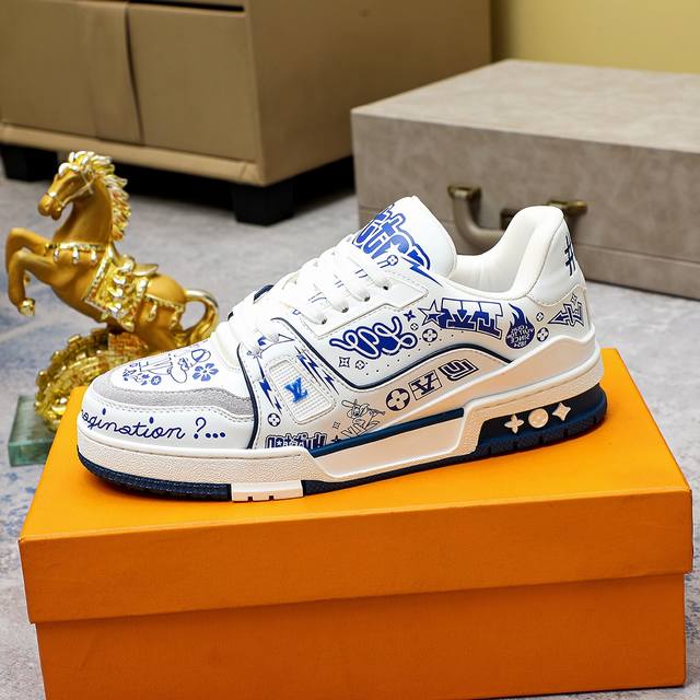 Top version LV Louis Vuitton casual sports shoes original 1:1 development replica!! The upper of the shoe is very comfortable and finely crafted. It is made of imported Italian top layer cowhide and the original brand mesh PU padding, providing a sup