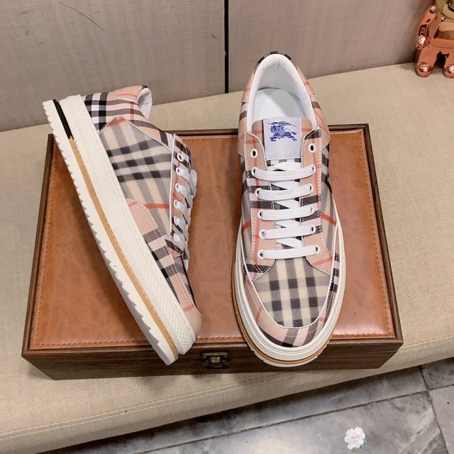 New: Factory price: Burberry's latest popular casual shoes, top brand luxury~purchasing agent, top quality~quality. The shoe upper is made of imported breathable cowhide with breathable sheepskin material, and the foot pads are finely crafted. Origin