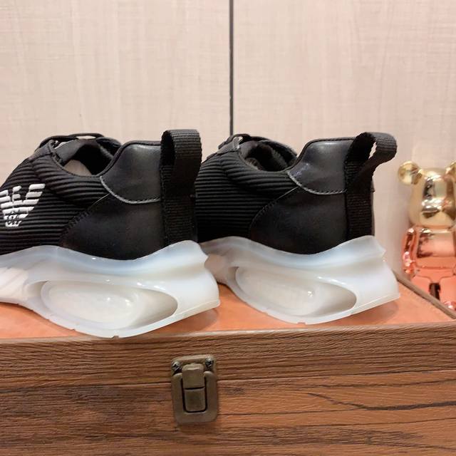 New: Factory price: Armani Armani * latest popular casual shoes, top brand luxury~purchasing agent, top~quality. The shoe upper is made of imported breathable cowhide with breathable sheepskin material, and the foot pads are finely crafted. Original