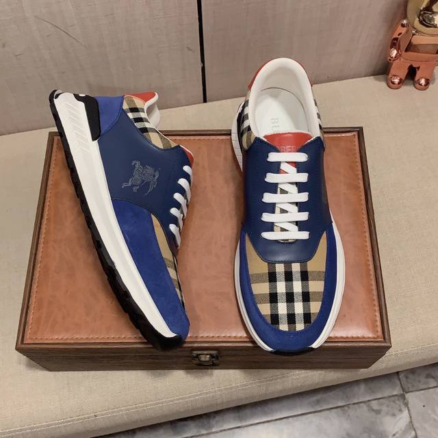 New: Factory price: Burberry's latest popular casual shoes, top brand luxury~purchasing agent, top quality~quality. The shoe upper is made of imported breathable cowhide with breathable sheepskin material, and the foot pads are finely crafted. Origin
