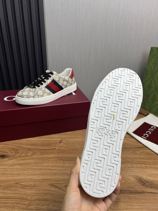 Factory price GUCCI Gucci Classic hot selling white shoes all year round. Standard sizes: women's sizes 35-40, men's sizes 38-44, women's and men's sizes 45. Customizable levels: official website. Original order quality material: original leather, or