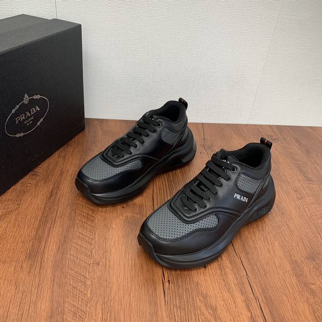 Prada men's leather casual sports shoes are a hot commodity in Dongguan! Using imported solid color calf leather with mesh cowhide upper, three-dimensional geometric segmentation, precision manufacturing, uniform stitching, clear leather texture, mul