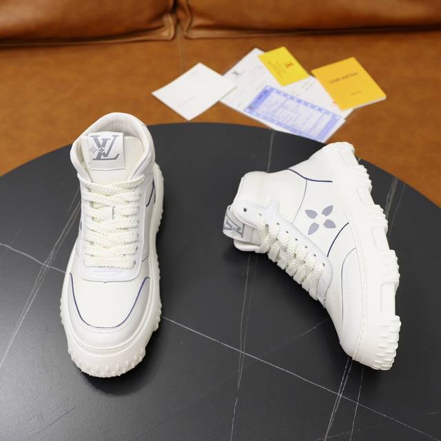 The official price of the new Louis Vuitton * L * V SPACE Lander casual shoes from LV is RMB. This casual shoe comes from the 2024 early autumn series and is made of Monoarm denim fabric. The official price of the new Louis Vuitton * L * V SPACE Land