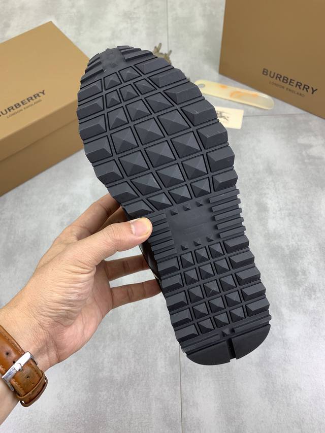 Factory price Knight Burberry sports men's shoes new casual low top men's shoes, new autumn and winter season design, perfect workmanship, set foot lazy style to create cabinet quality, shoe upper: fashionable and exquisite Burberry floral fabric wit