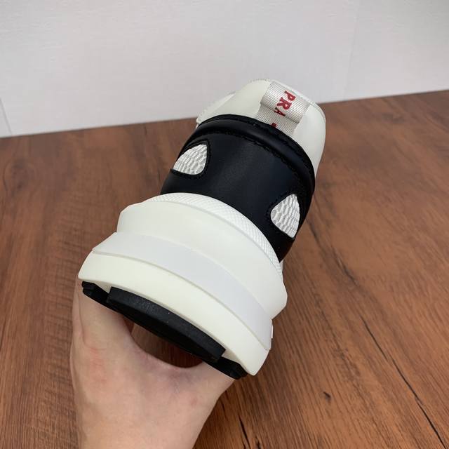 Prada men's leather mesh casual sports shoes are a hot commodity in Dongguan! Adopting imported calf leather splicing fabric mesh upper, geometric segmentation, precision manufacturing, uniform stitching, clear leather texture, fashionable and genero