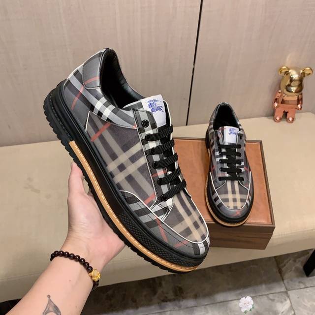 New: Factory price: Burberry's latest popular casual shoes, top brand luxury~purchasing agent, top quality~quality. The shoe upper is made of imported breathable cowhide with breathable sheepskin material, and the foot pads are finely crafted. Origin