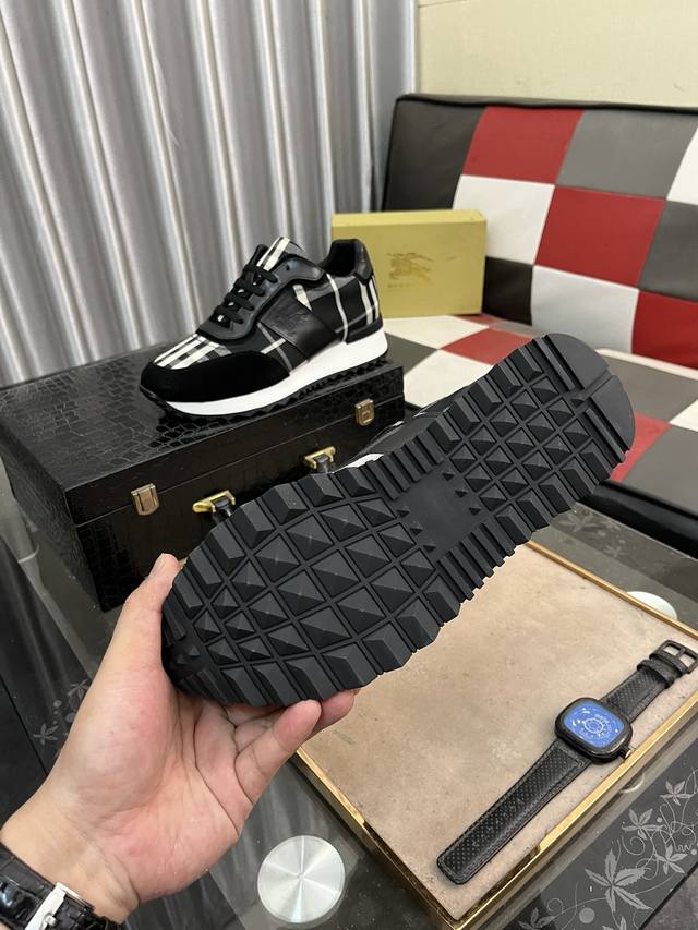Burberry men's fashionable and trendy casual shoes, with high-quality imported cowhide brand special printed fabric on the upper, breathable sheepskin lining and foot pads, exquisite workmanship, high-end atmosphere, and a fashionable model shape. Ru