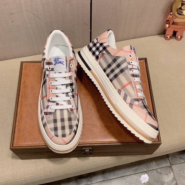 New: Factory price: Burberry's latest popular casual shoes, top brand luxury~purchasing agent, top quality~quality. The shoe upper is made of imported breathable cowhide with breathable sheepskin material, and the foot pads are finely crafted. Origin