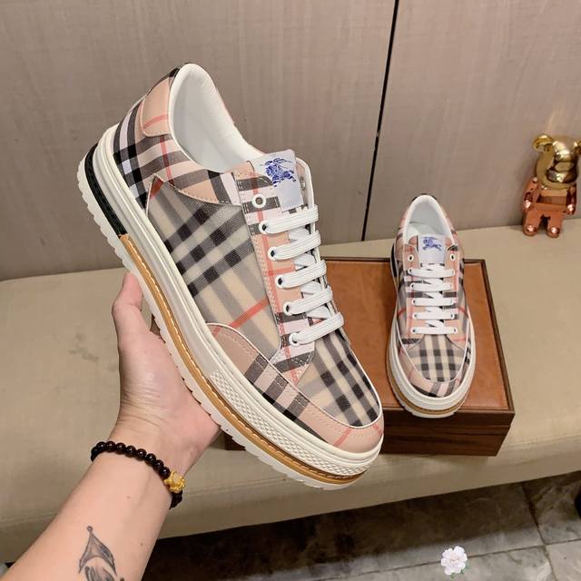 New: Factory price: Burberry's latest popular casual shoes, top brand luxury~purchasing agent, top quality~quality. The shoe upper is made of imported breathable cowhide with breathable sheepskin material, and the foot pads are finely crafted. Origin